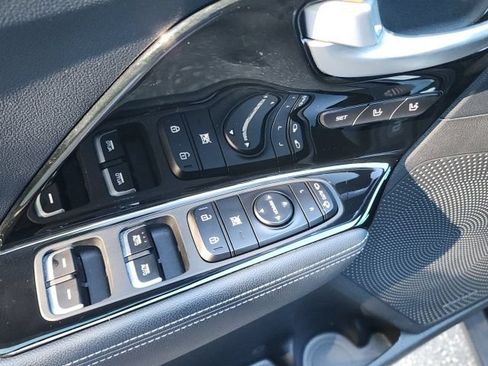 Used 2020 Kia Niro EX Premium FWD image 13