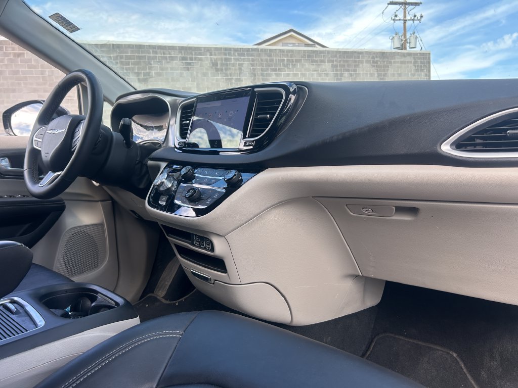 Used 2024 Chrysler Pacifica Touring-L FWD image 31