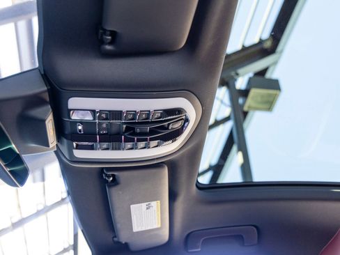 Used 2023 Porsche Macan Turbo image 29