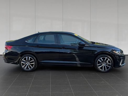 Used 2025 Volkswagen Jetta SE FWD image 6