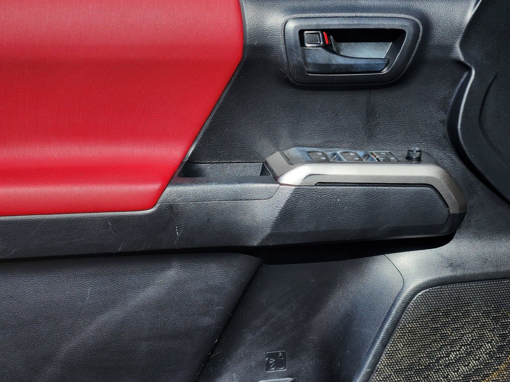 Used 2021 Toyota Tacoma SR5 AWD/4WD image 14