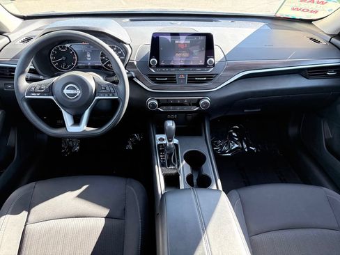 Used 2025 Nissan Altima 2.5 SV FWD image 8