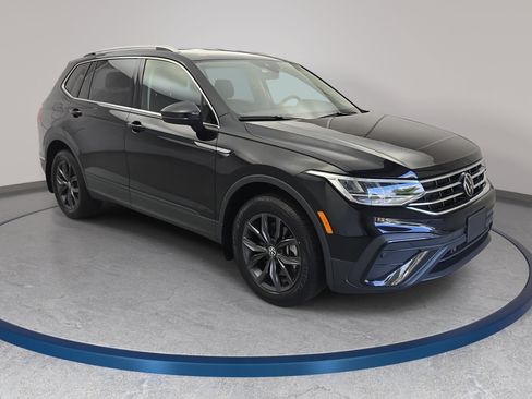 Certified 2024 Volkswagen Tiguan SE FWD image 3