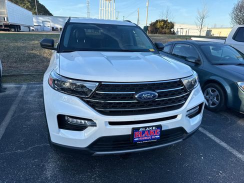 Used 2023 Ford Explorer XLT w/ Equipment Group 202A image 6