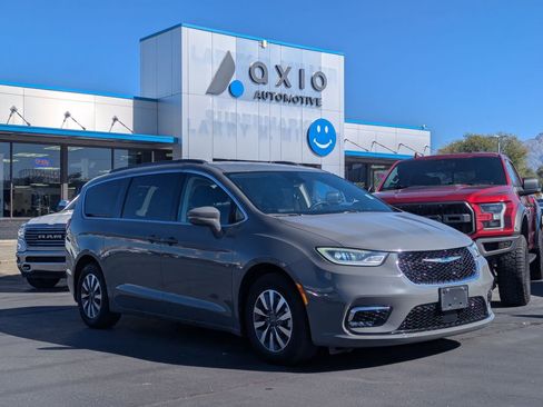 Used 2021 Chrysler Pacifica Touring image 1