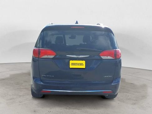 Used 2017 Chrysler Pacifica Limited w/ UConnect Theater Package FWD image 6