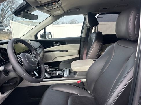 Used 2024 Kia Carnival EX image 10
