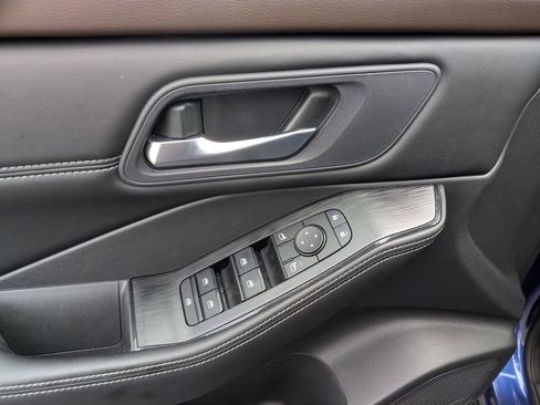 Used 2023 Nissan Rogue SV w/ SV Premium Package image 10