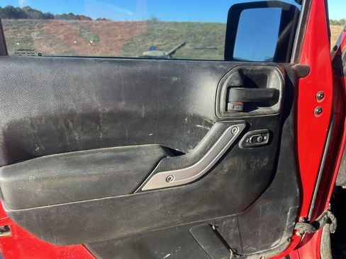 Used 2014 Jeep Wrangler Unlimited Sahara image 3