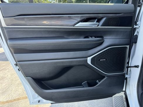 Used 2024 Jeep Wagoneer L Base image 32