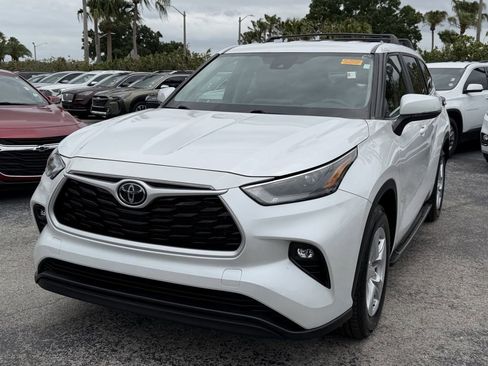 Used 2023 Toyota Highlander LE FWD image 10