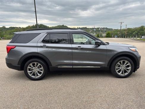 Certified 2022 Ford Explorer XLT w/ Equipment Group 202A AWD/4WD image 5