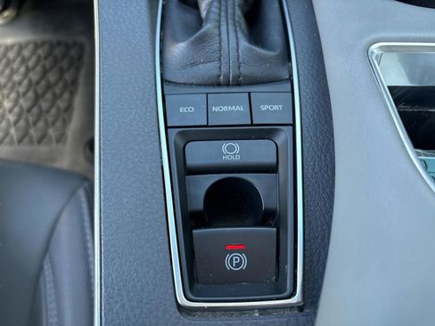 Used 2020 Toyota Avalon XLE w/ Moonroof Package image 30