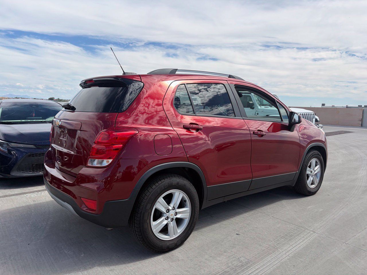 Used 2021 Chevrolet Trax LT w/ LT Convenience Package FWD image 2