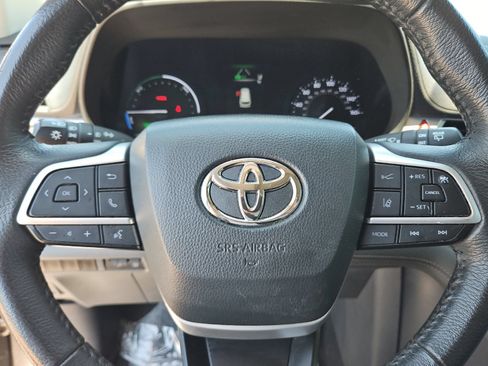 Used 2023 Toyota Sienna XLE FWD image 23
