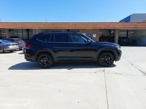 Used 2023 Volkswagen Atlas SE w/ Panoramic Sunroof Package FWD image 4