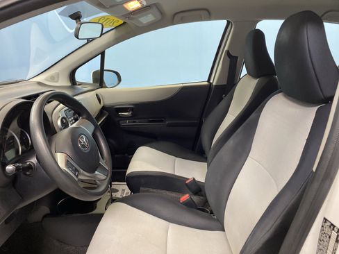 Used 2012 Toyota Yaris 4-Door Hatchback image 9