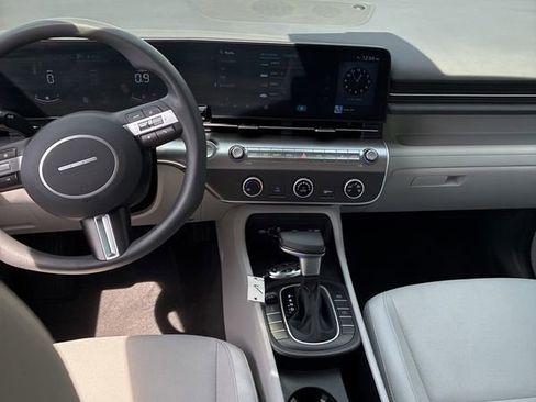 Used 2024 Hyundai Kona SE image 2