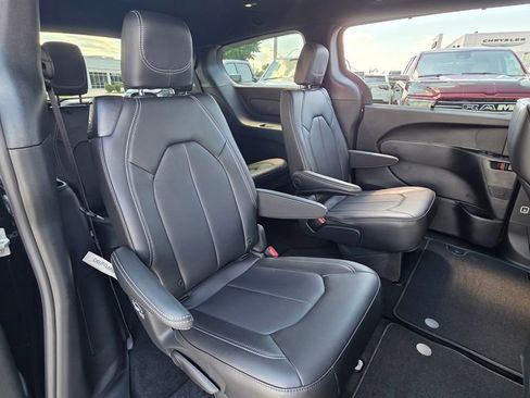 New 2025 Chrysler Pacifica Select image 15