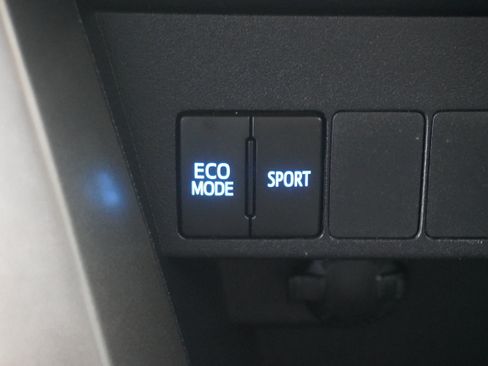 Used 2015 Toyota RAV4 LE FWD image 17