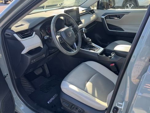 Used 2020 Toyota RAV4 XLE Premium image 8