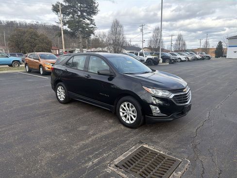 Used 2018 Chevrolet Equinox LS image 2