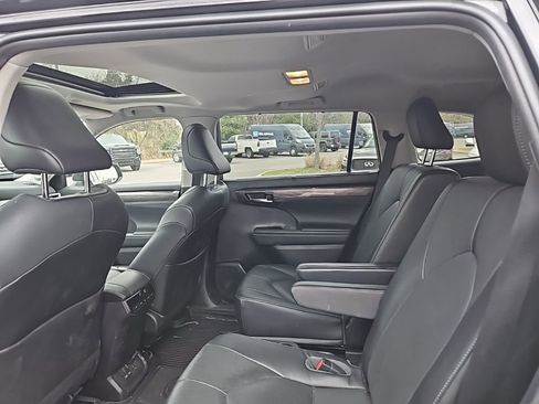 Used 2023 Toyota Highlander Limited image 15