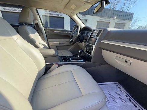 Used 2010 Chrysler 300 Touring image 12
