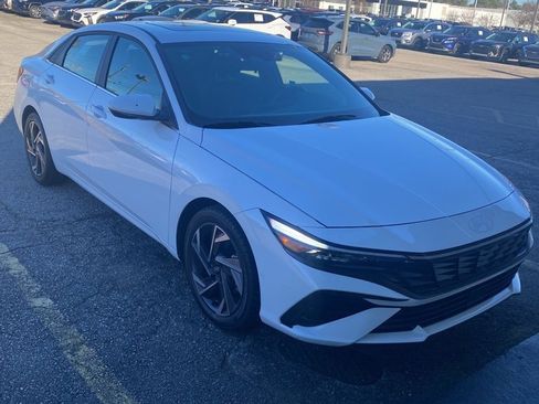 Used 2024 Hyundai Elantra SEL w/ Convenience Package image 2