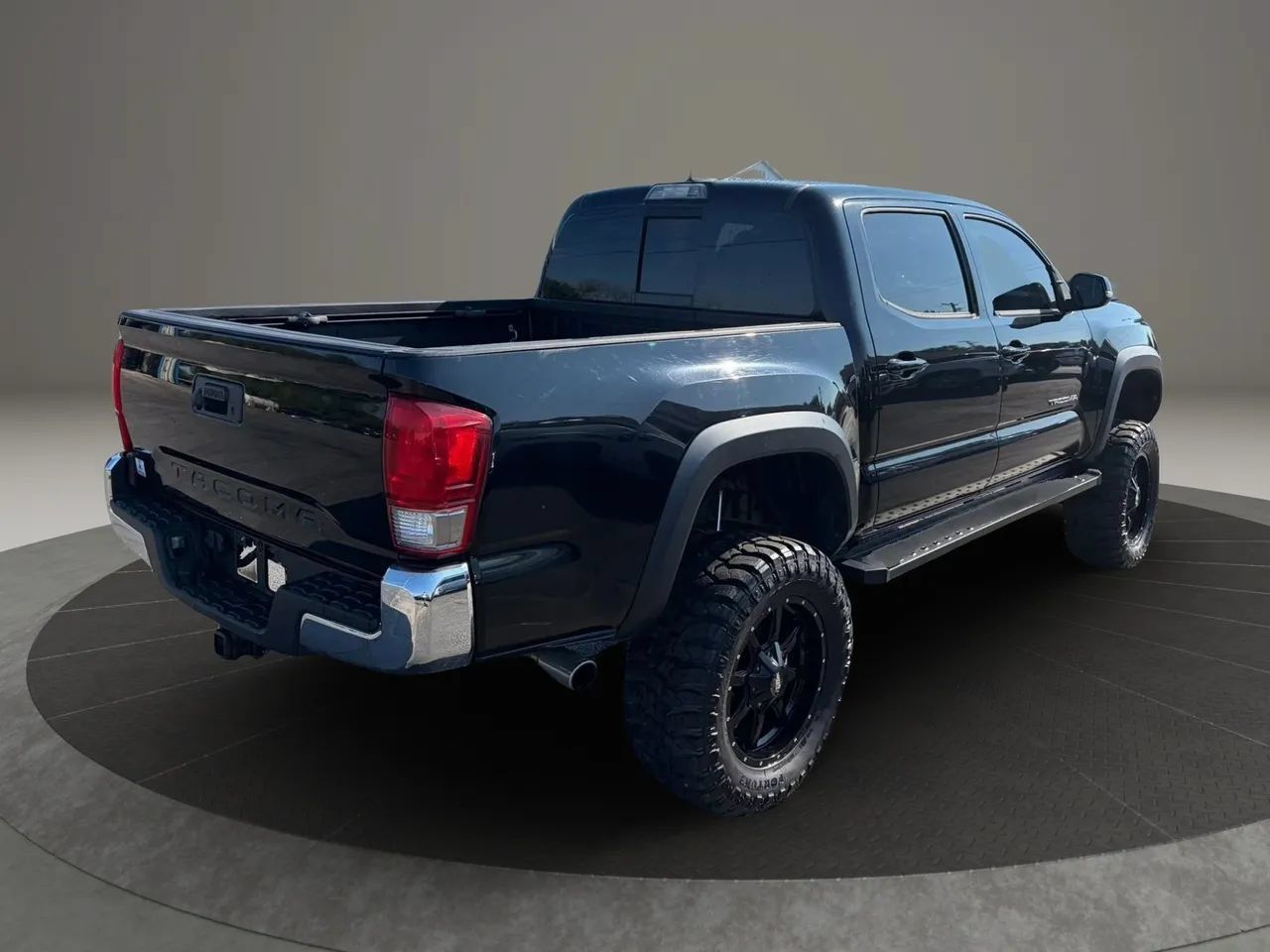 Used 2017 Toyota Tacoma TRD Off-Road w/ Tow Package (A/T) AWD/4WD image 5