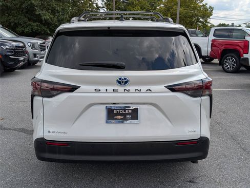 Used 2025 Toyota Sienna XLE AWD/4WD image 4
