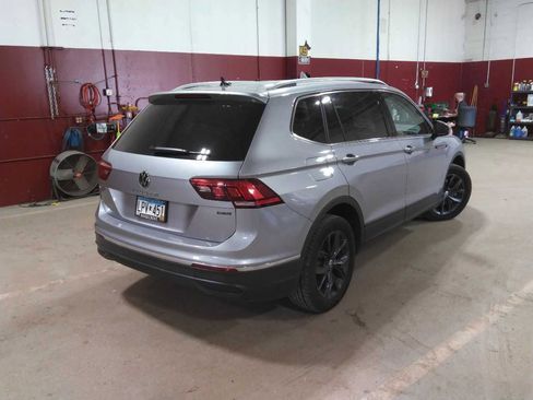 Used 2024 Volkswagen Tiguan SE AWD/4WD image 2