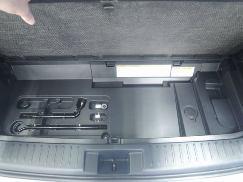 Used 2022 Toyota Highlander LE image 30