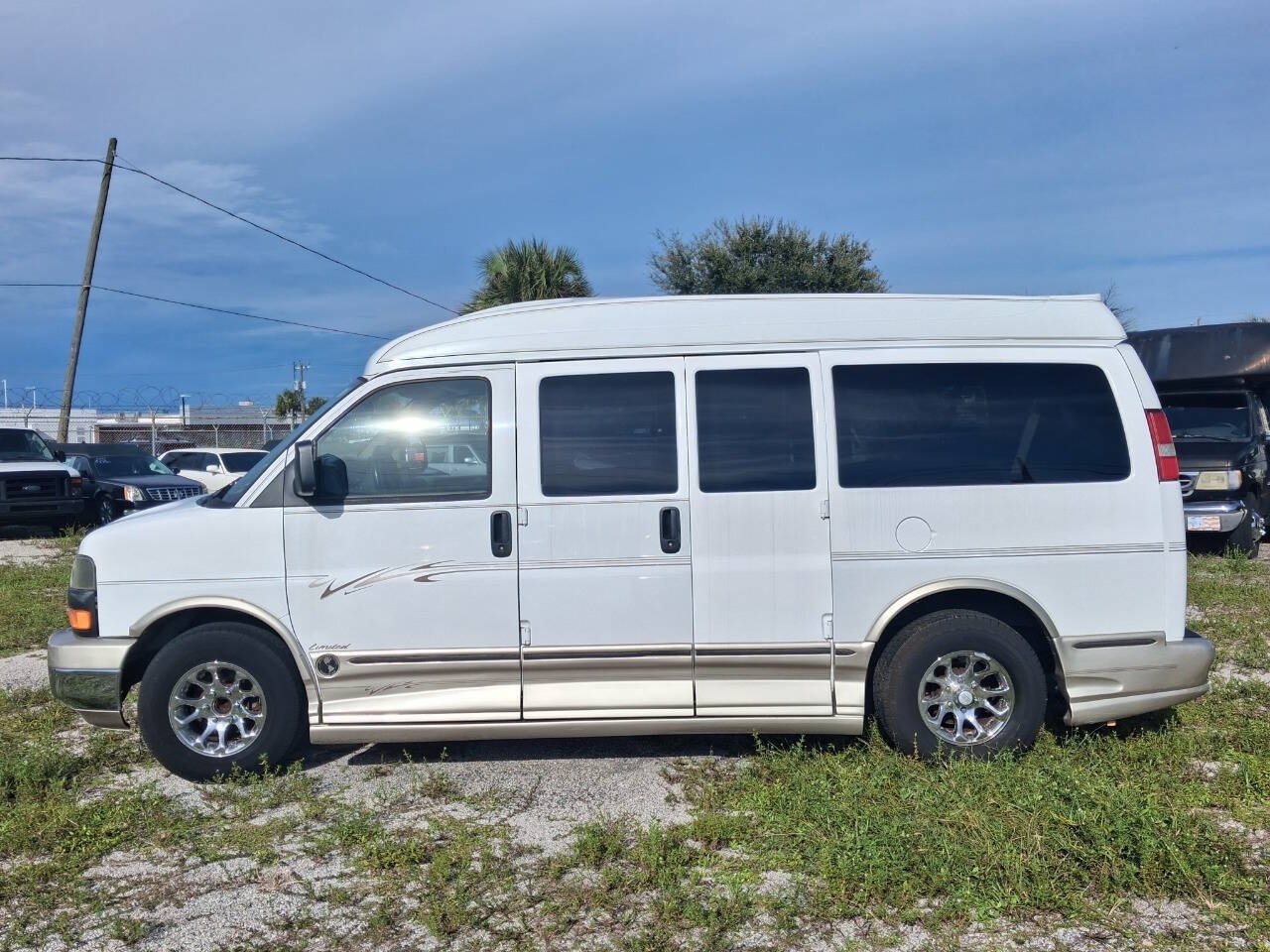 Used 2007 GMC Savana 1500 w/ Preferred Equipment Group RWD image 1