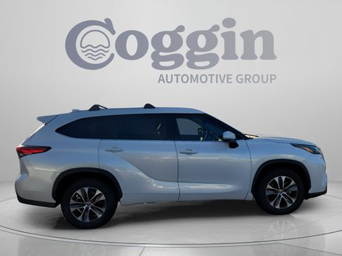 Used 2022 Toyota Highlander XLE FWD image 5
