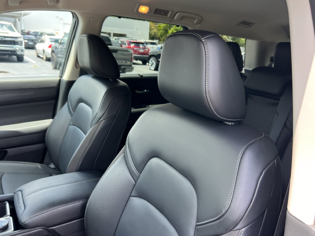 Used 2025 Nissan Pathfinder SL AWD/4WD image 10