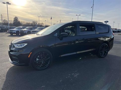 Certified 2025 Chrysler Pacifica Limited image 3