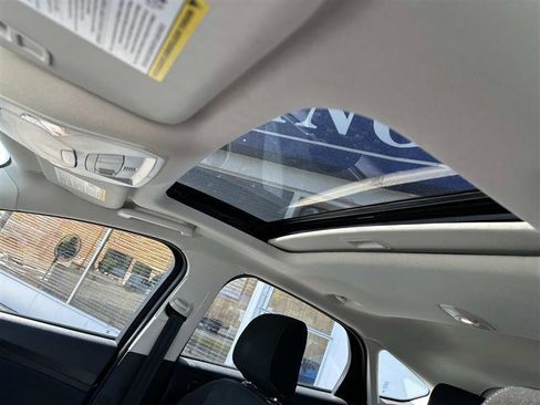 Used 2018 Ford Focus SEL w/ Cold Weather Package FWD image 11