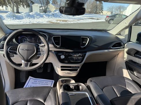 Used 2024 Chrysler Pacifica Touring-L image 17