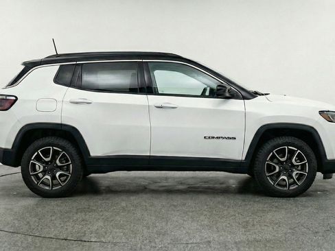 Used 2025 Jeep Compass Trailhawk image 11