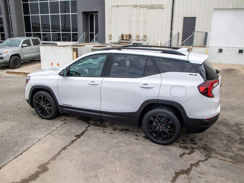 Used 2022 GMC Terrain SLE w/ Driver Convenience Package image 10