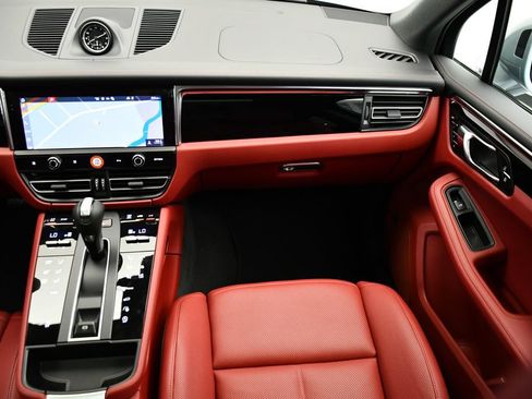 Certified 2026 Porsche Macan AWD/4WD image 24