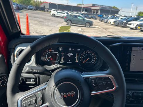 Used 2025 Jeep Wrangler Unlimited Sahara AWD/4WD image 29