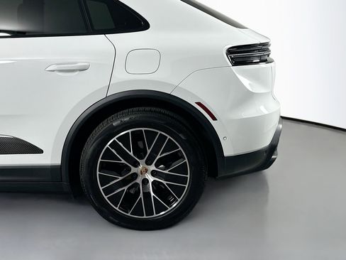 Certified 2025 Porsche Macan Electric image 12