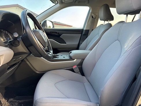 Used 2020 Toyota Highlander LE AWD/4WD image 4