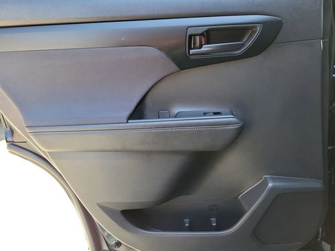 Used 2024 Toyota Highlander LE FWD image 19