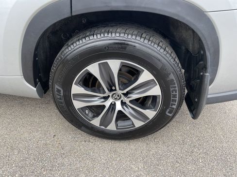 Used 2023 Toyota Highlander XLE image 10