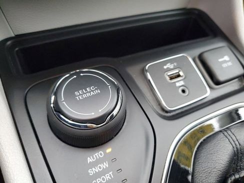 Certified 2019 Jeep Cherokee Limited w/ Luxury Group image 25