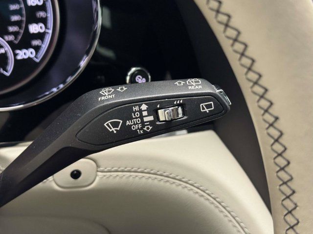 Used 2020 Bentley Bentayga AWD/4WD image 40