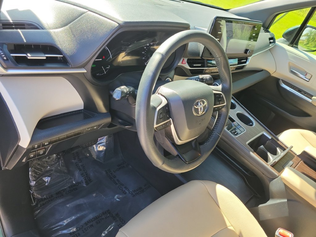Used 2023 Toyota Sienna XLE FWD image 7